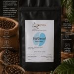 Découvrez les principales caractéristiques du café SW Decaf, un café de spécialité décaféiné avec soin pour préserver au mieux ses qualités aromatiques. Une tasse équilibrée et gourmande, idéale pour profiter du plaisir du café avec une teneur en caféine fortement réduite.