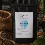 Découvrez les principales caractéristiques du café SW Decaf, un café de spécialité décaféiné avec soin pour préserver au mieux ses qualités aromatiques. Une tasse équilibrée et gourmande, idéale pour profiter du plaisir du café avec une teneur en caféine fortement réduite.