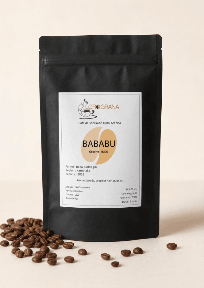 Découvrez le café d'exception d’Inde Bababu, un Arabica Bourbon intense et équilibré, fraîchement torréfié pour révéler ses notes de chocolat noir et de bois.