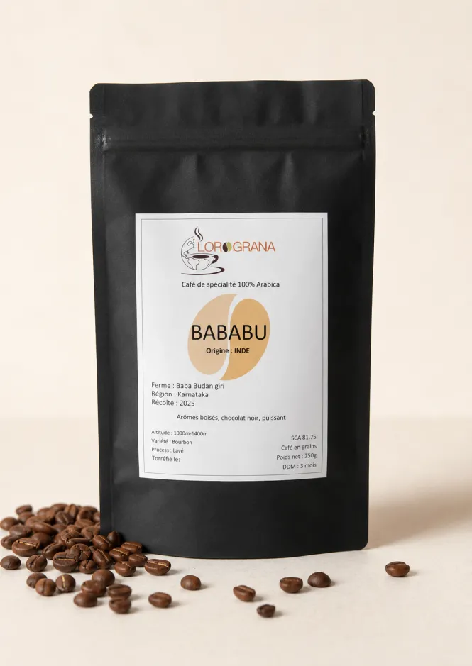 Découvrez le Bababu, un café de spécialité d’Inde issu de la variété Bourbon et cultivé entre 1 000 et 1 400 mètres d’altitude. Son process lavé révèle une tasse intense et équilibrée, marquée par des notes de chocolat noir et de bois.